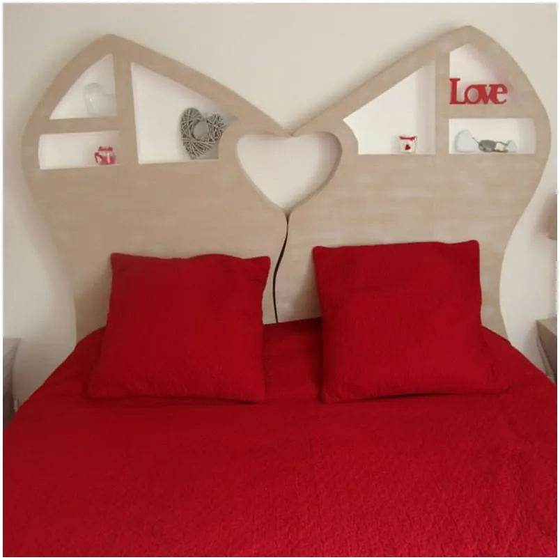 Chambre parentale avec tête de lit en carton en forme de cœur, créée par Barbara