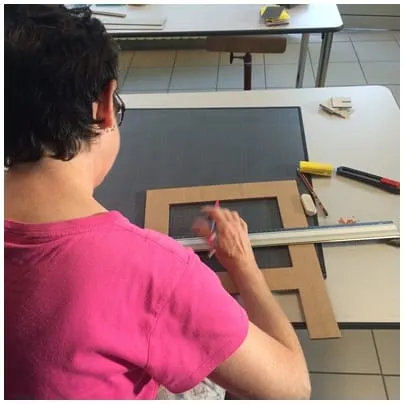 Encoches sur la table de chevet