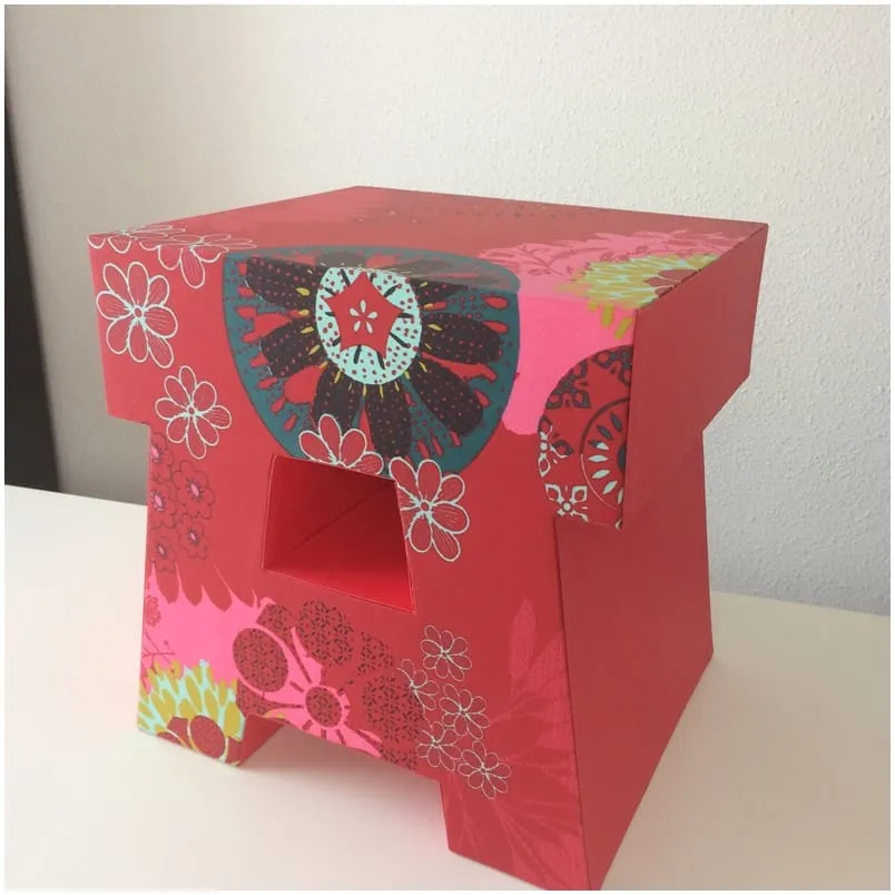 Tabouret en carton décoré, fait main