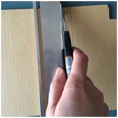 couper au cutter entre les cannelures sur l