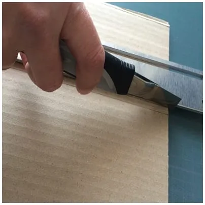 couper au cutter entre les cannelures