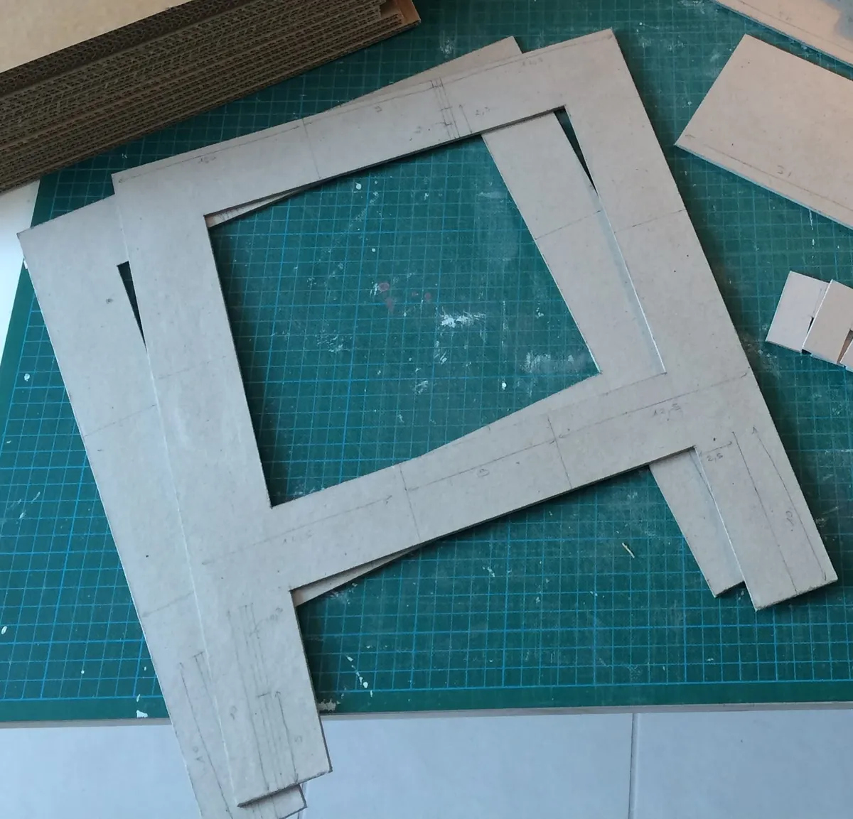 Gabarit en carton gris