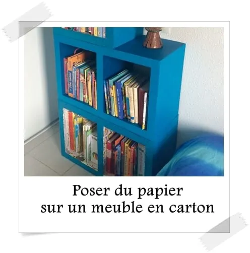 Poser du papier sur un meuble en carton