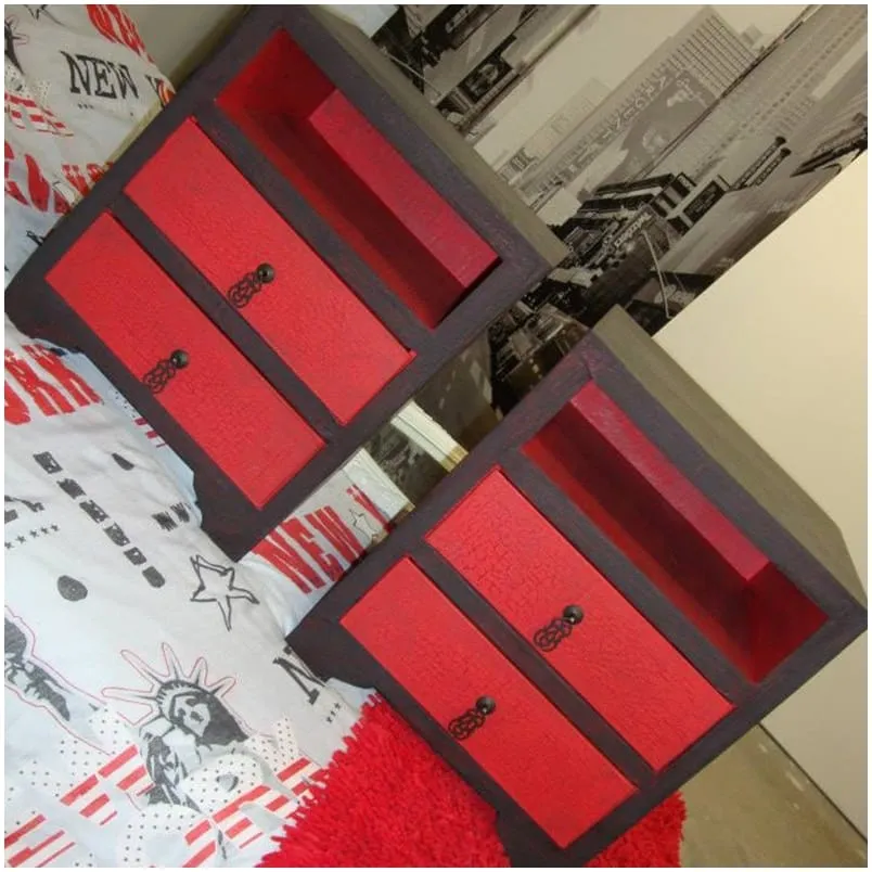 Table de chevet rouge et noir