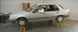 Voiture sur des tabourets en carton